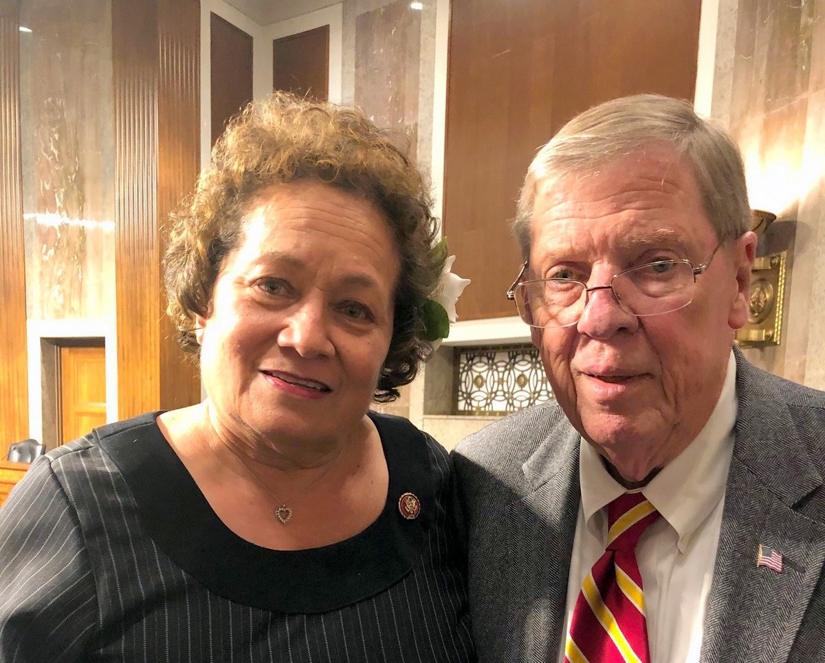 Congresswoman Amata with Chairman Isakson at the Senate-House Joint Veterans Hearin