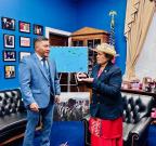 Kaneko presenting Amata a traditional gift2