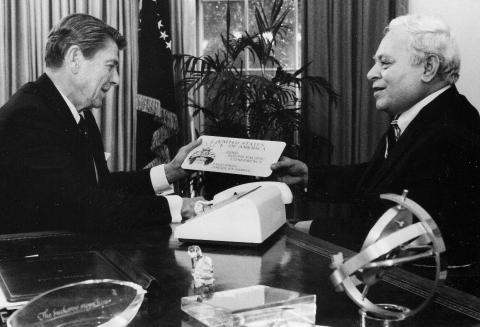 Governor Coleman in the Oval Office presenting President Reagan a specialty license plate from American Samoa